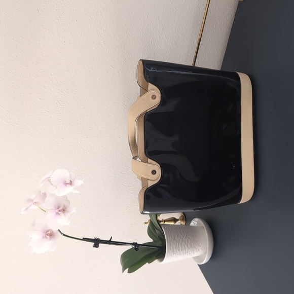 *Flash Sale!* Salvatore Ferragamo Made in Italy Black and Cream Handbag - Picture 10 of 17